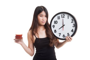 Domates suyu ve saat ile genç Asyalı kadın.