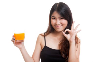 Genç Asyalı kadın gösteri Tamam portakal suyu içmek.
