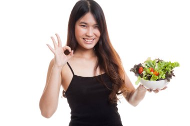 Sağlıklı Asyalı kadın şov Tamam salata ile.