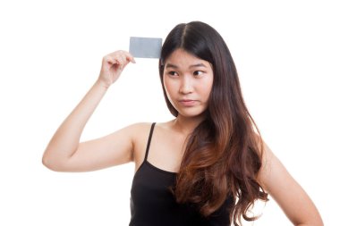 Genç Asyalı kadın düşünün boş bir kart ile.