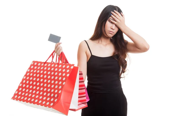 Mujer asiática joven infeliz con bolsas de compras y tarjeta de crédito .. — Foto de Stock