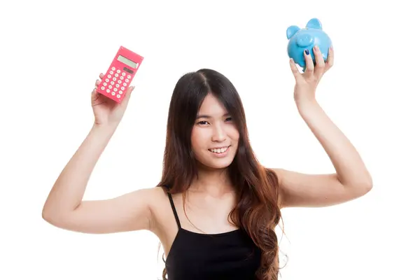 Asiatisk kvinna med miniräknare och spargris. — Stockfoto