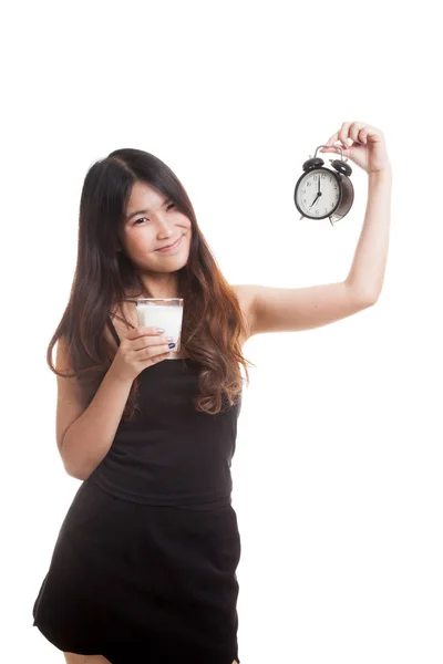 Υγιή γυναίκα της Ασίας γυαλί κατανάλωσης γάλακτος κρατήστε ρολόι. — Φωτογραφία Αρχείου