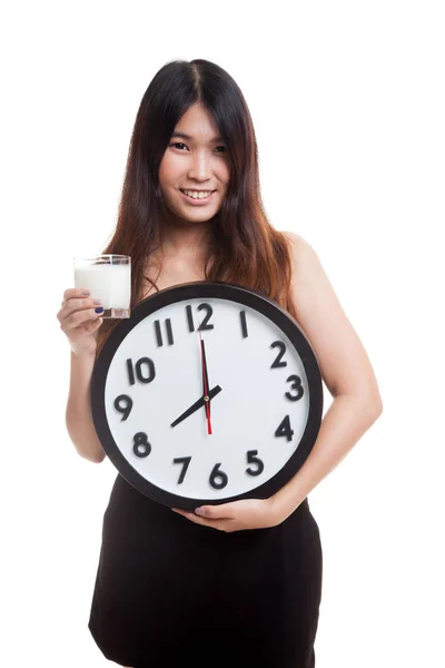 Zdravé asijské žena pít sklenici mléka podrÏte. — Stock fotografie