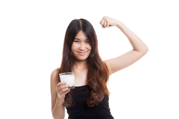 Gesunde asiatische Frau trinkt ein Glas Milch. — Stockfoto