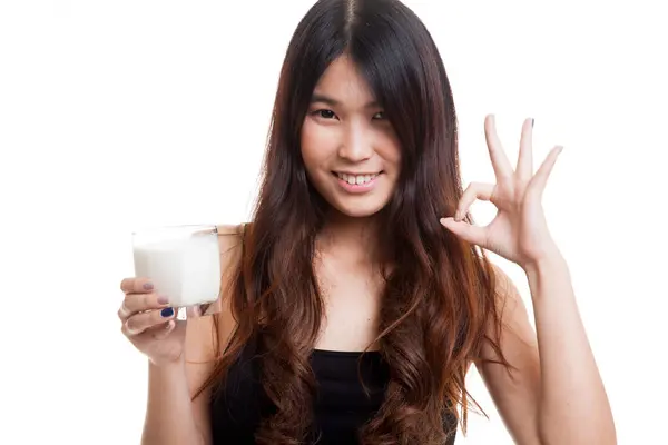 Bir bardak süt içme sağlıklı Asyalı kadın göster Ok işareti. — Stok fotoğraf