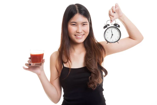 Joven mujer asiática con jugo de tomate y reloj . — Foto de Stock