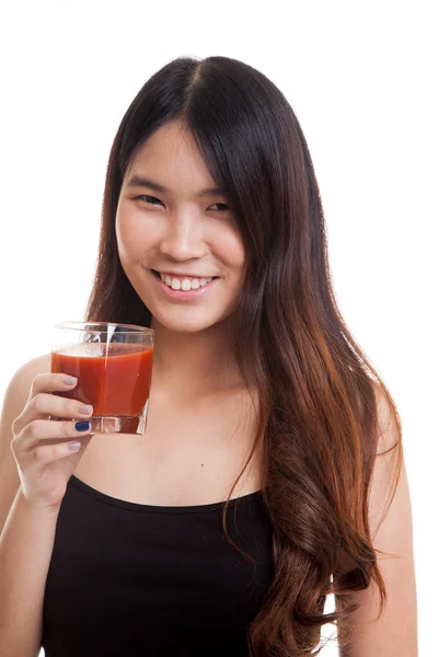 Joven mujer asiática beber jugo de tomate . — Foto de Stock