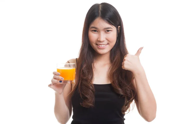 Молодая азиатка поднимает пальцы и пьет апельсиновый сок . — стоковое фото