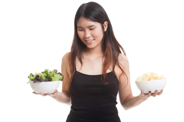 Jovem mulher asiática com batatas fritas e salada . — Fotografia de Stock