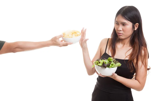 Joven asiática mujer con ensalada decir no a patatas fritas . — Foto de Stock