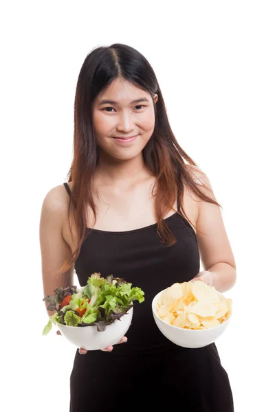 Mujer asiática joven con papas fritas y ensalada . — Foto de Stock