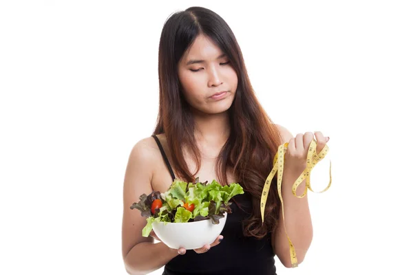 Несчастная азиатка с мерной лентой и салатом . — стоковое фото