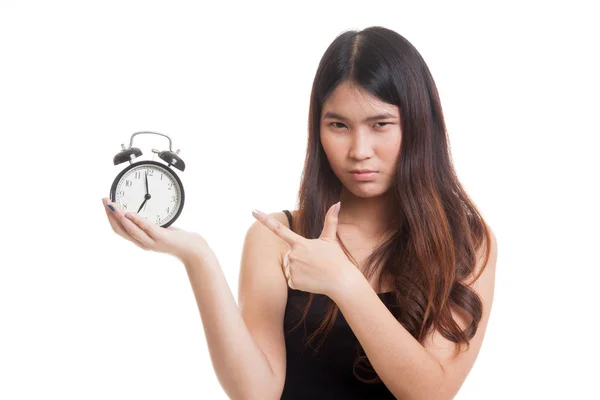 Wütende junge asiatische Frau zeigt auf eine Uhr. — Stockfoto