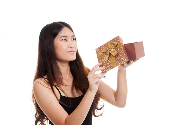 Fiatal ázsiai nő nyit egy ajándék doboz. — Stock Fotó