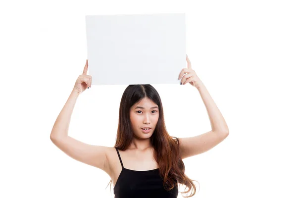 Ung asiatisk kvinna med vit blank skylt. — Stockfoto