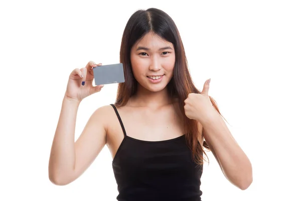 Ung asiatisk kvinna tummen upp med ett tomt kort. — Stockfoto