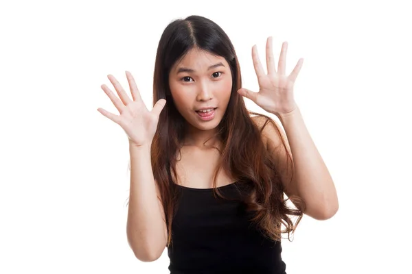 Joven asiática mujer sticking su lengua fuera . — Foto de Stock