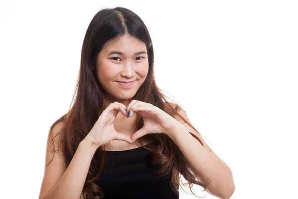 Jovem mulher asiática mostrar coração mão sinal . — Fotografia de Stock