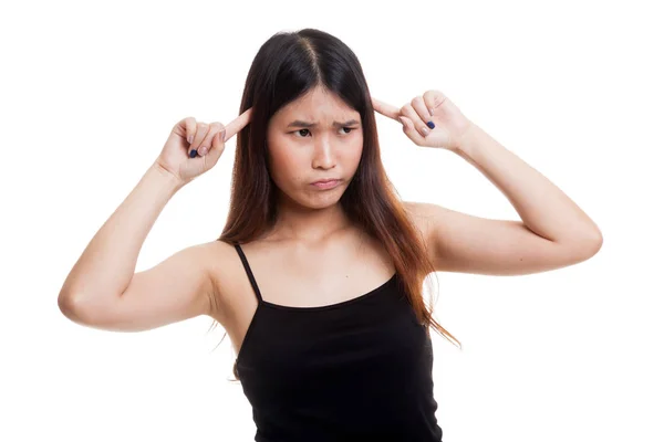 Jonge Aziatische vrouw blokkeren beide oren met vingers. — Stockfoto