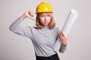 Asya mühendisi kadın başparmak aşağı planları ile.