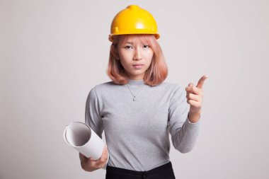 Planları ile gösteren Asyalı mühendisi kadın.