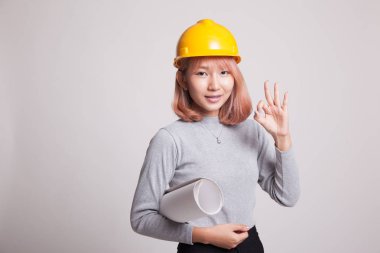 Asya mühendisi kadın planları Haritayı Ok el işareti ile.