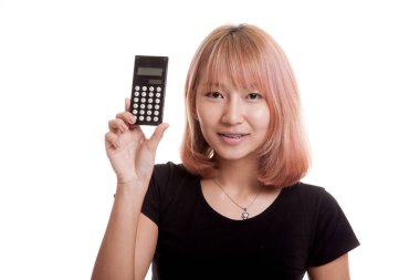 Asyalı kadın gülümseme ile hesap makinesi.