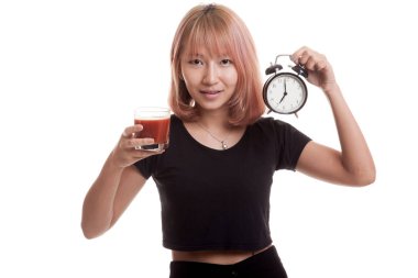 Domates suyu ve saat ile genç Asyalı kadın.