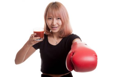 Domates suyu ve Boks eldiveni ile genç Asyalı kadın.
