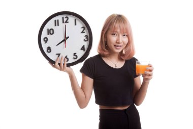 Asyalı kadın saati içki portakal suyu ile.