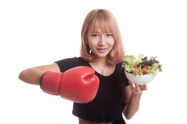 Genç Asyalı kadın boks eldiven ve salata ile.