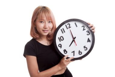 Saati olan genç Asyalı kadın..