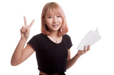 Genç Asyalı kadın Haritayı victor işareti bir kitapla.