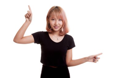 Genç Asyalı kadın noktası iki elle.