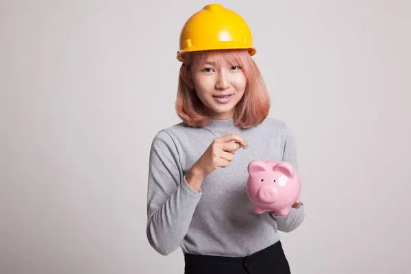 Bir madeni para ve domuz para banka Asya mühendis kadınla. — Stok fotoğraf