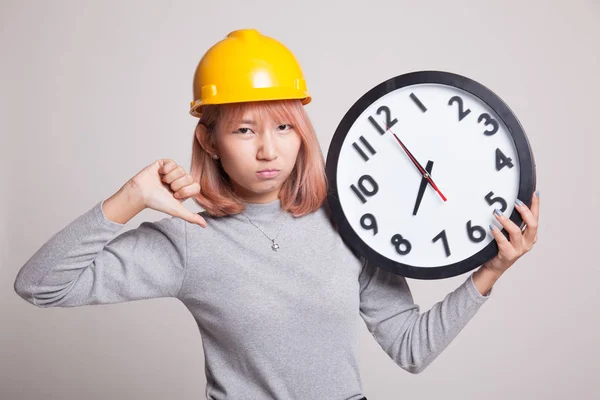 Asiatico ingegnere donna pollice giù con un orologio . — Foto Stock