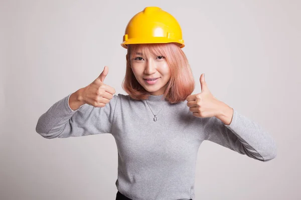 Azjatycki inżynier kobieta kciuki obiema rękami. — Zdjęcie stockowe