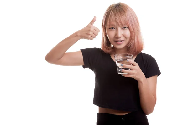 Jeune femme asiatique pouces vers le haut avec un verre d'eau potable . — Photo
