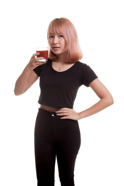 Fiatal ázsiai nő ital paradicsomlé. — Stock Fotó