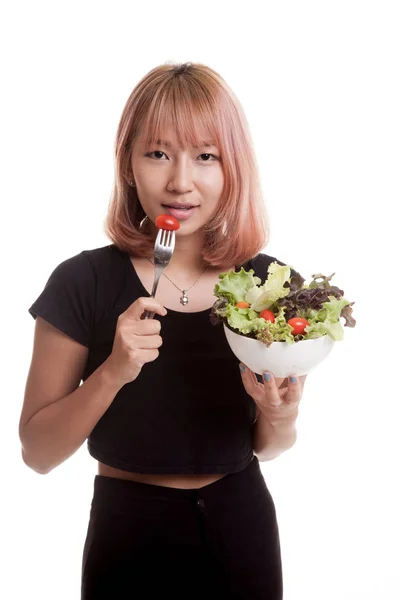 Gezonde Aziatische vrouw met salade. — Stockfoto