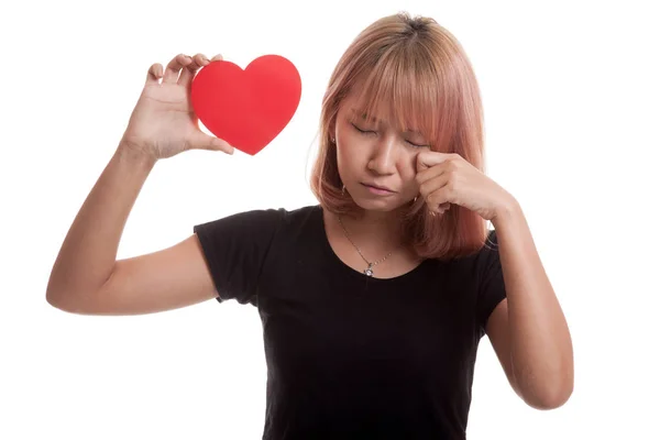 Aziatische vrouw triest en huilen met rood hart. — Stockfoto