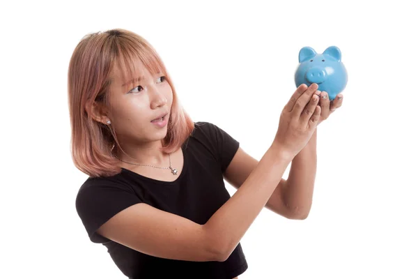 年轻的亚裔女子，和猪硬币银行. — 图库照片
