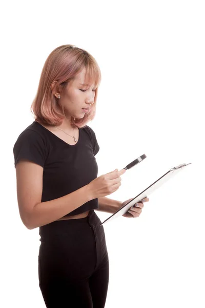 Jonge Aziatische vrouw met een chequerapport Vergrootglas. — Stockfoto