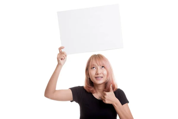 Jeune asiatique femme montrer pouces vers le haut avec blanc vide signe . — Photo