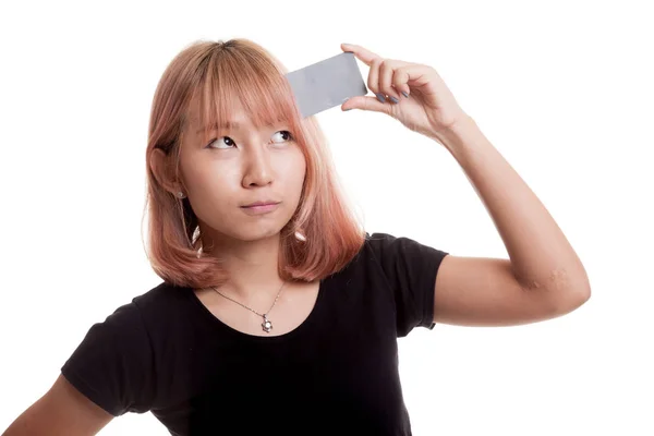 Jovem mulher asiática pensar com um cartão em branco . — Fotografia de Stock