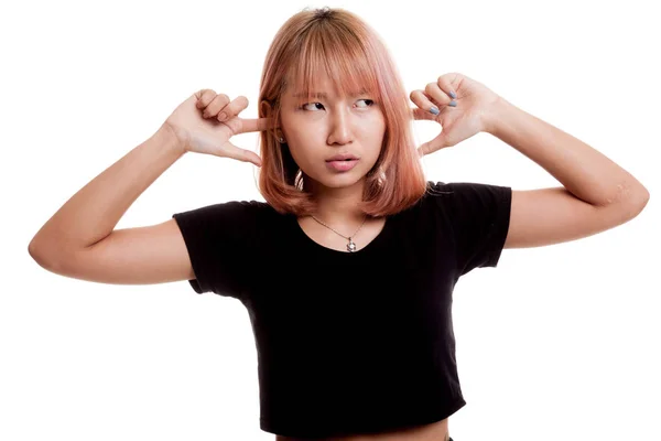 Joven mujer asiática bloquear ambos oídos con los dedos . —  Fotos de Stock