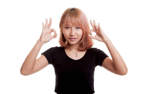 Asiatische Frau zeigen doppelt ok Handzeichen und Lächeln. — Stockfoto