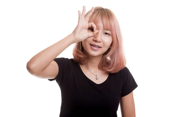 Schön junge asiatische Frau zeigen ok Zeichen über Ihr Auge. — Stockfoto
