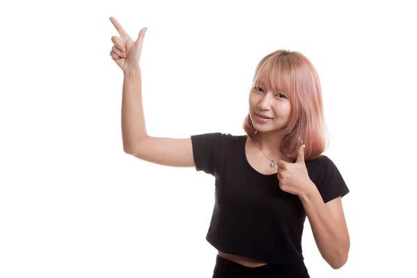 Jonge Aziatische vrouw punt en duimschroef opwaarts. — Stockfoto